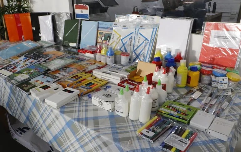 Kits escolares: Entregan textos de castellano y matemáticas para “recuperar lo perdido” en pandemia