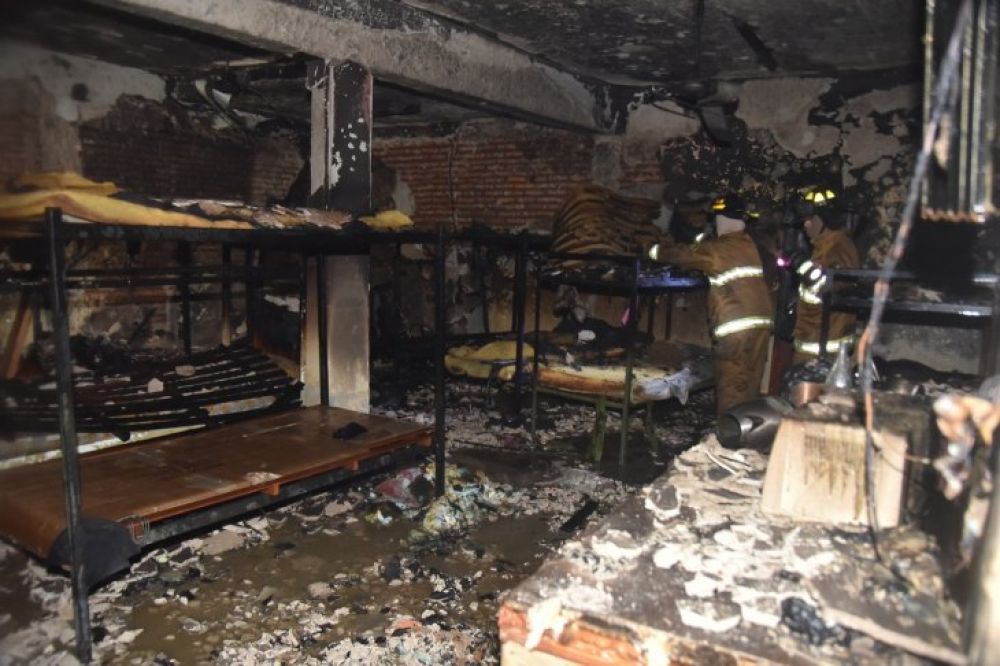 Policía muere durante incendio en Comisaría de Asunción