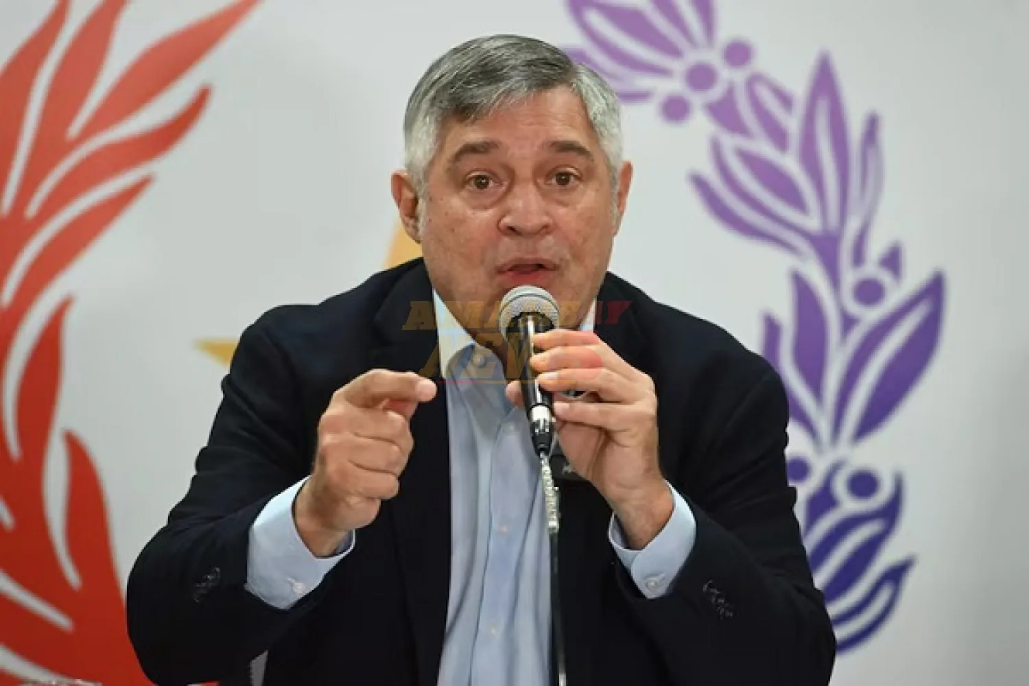 Ministro Luis Ramírez deja plantados a diputados y exige preguntas previas