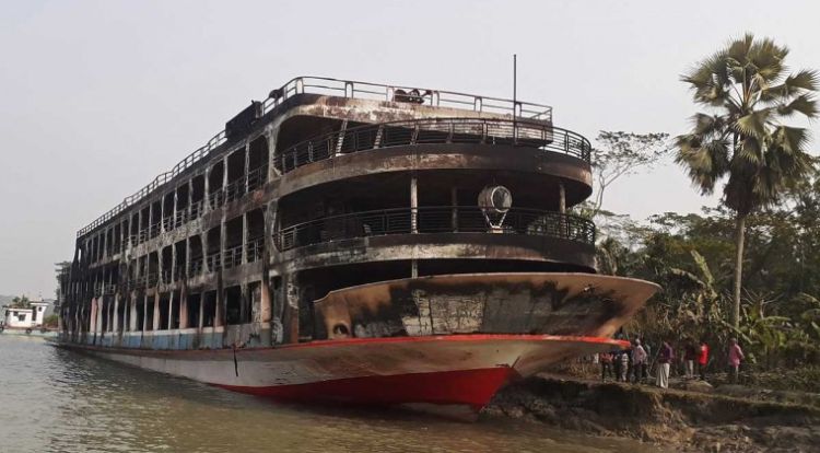 Mueren al menos 37 personas en el incendio de un ferri en Bangladés