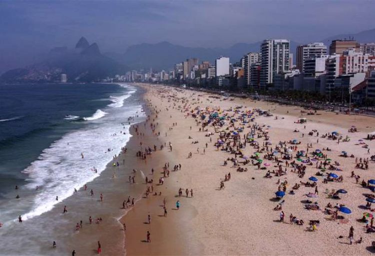 Miles de bañistas en las playas de Río de Janeiro pese a restricciones por el Covid-19