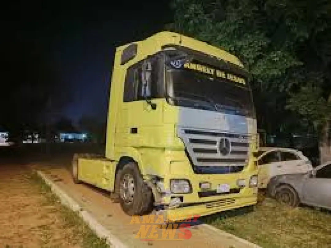 Muere motociclista de 20 años al chocar contra un camión