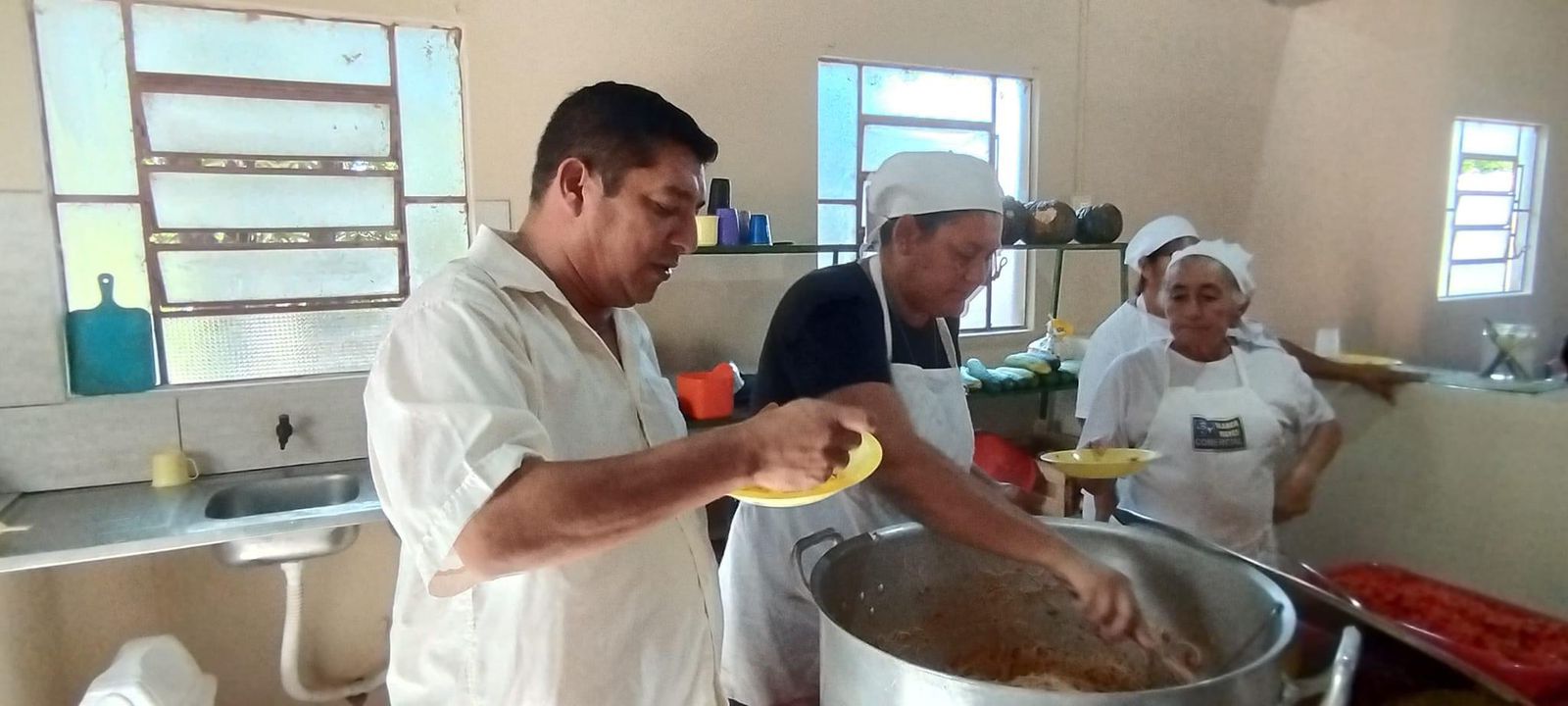 Concejal Luis Carlos Riquelme, probó almuerzo escolar y estaría exigiendo el "bizcocho"