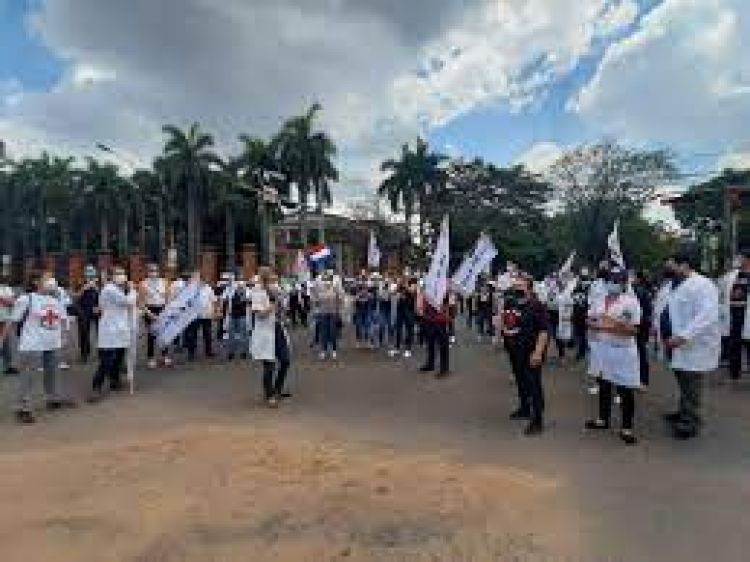 Tras varios días de movilizaciones, médicos levantan temporalmente la huelga