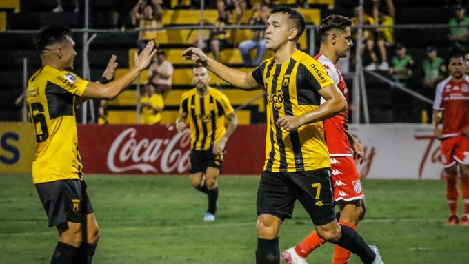 Guaraní triunfa y sigue al acecho de Libertad