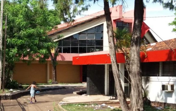 Roban hasta cables y focos de abandonada seccional colorada nº 1 de CDE