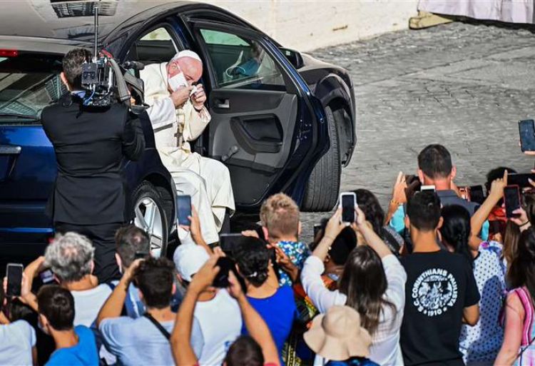 El papa Francisco visto por primera vez con mascarilla
