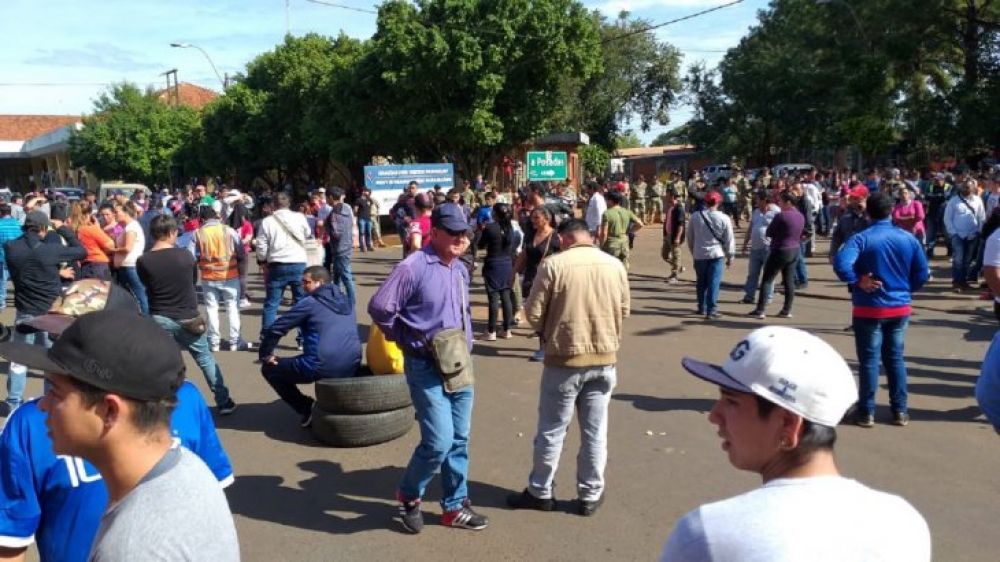 Cierran el paso vehicular en puente Encarnación - Posadas