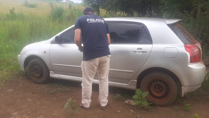Abandonan auto robado en una zona despoblada de Minga Guazú