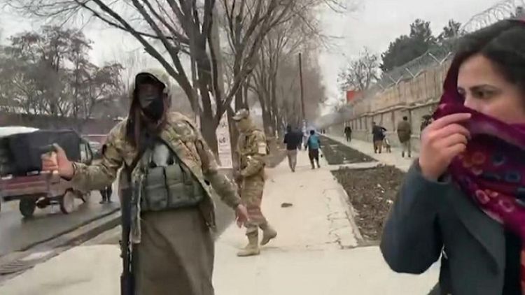 Los talibanes dispersan con gas pimienta una manifestación de mujeres