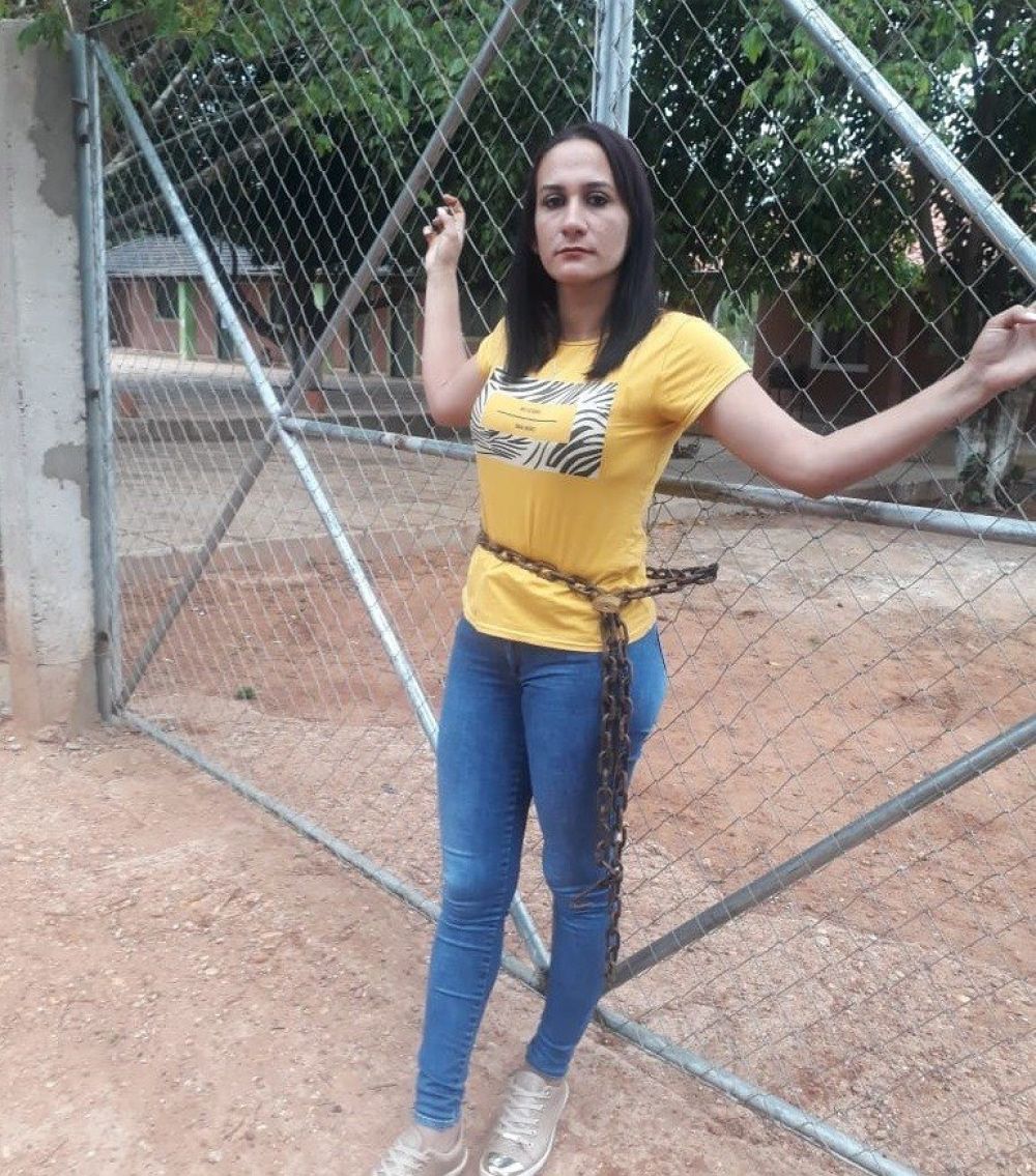 Madre de una escuela se encadena por rubros en Concepción