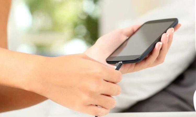 Adolescente murió electrocutado por enchufar cargador de celular