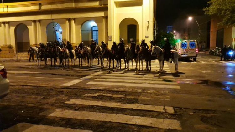Manifestación en el microcentro: Por el momento la situación está controlada luego de graves incidentes