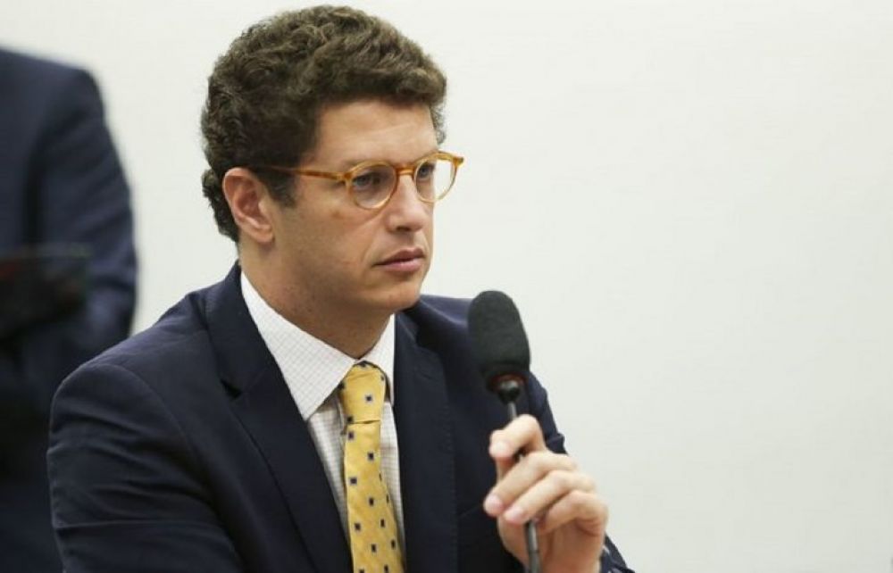 Hospitalizan al ministro de Ambiente de Brasil en medio de crisis amazónica