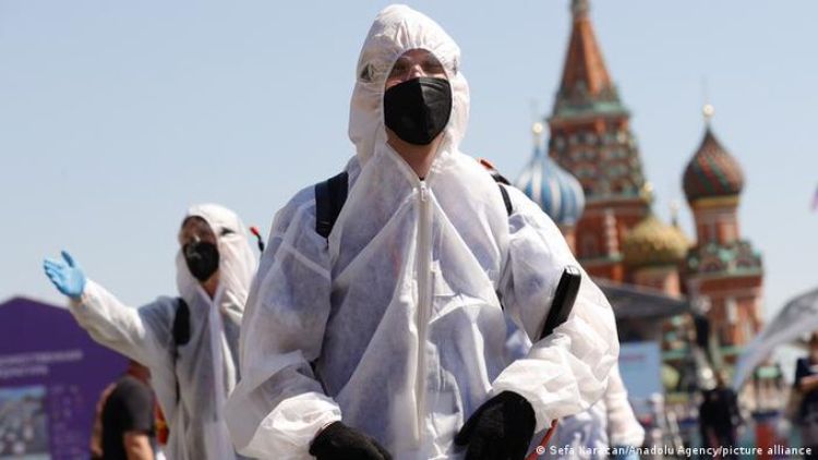 Rusia supera las 900 muertes diarias por covid-19
