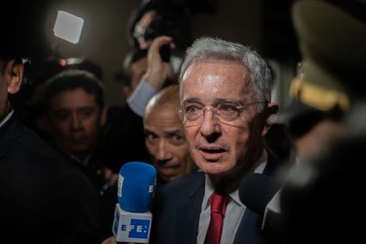 Twitter oculta un tuit de Uribe por incitar a la violencia en Colombia