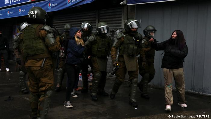 Policía de Chile invade calles en cuarto día de protestas estudiantiles