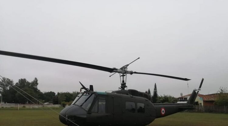 Helicóptero de la FFAA llevó a Velázquez y quedó varado en medio de una cancha