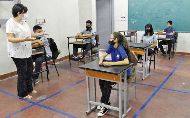 Docentes ya no podrán quedarse en casa, deberán volver a las aulas hoy