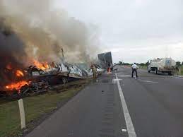 Al menos 13 muertos tras colisión entre camión y camioneta en carretera de México