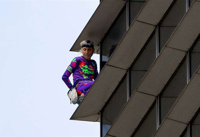 El “hombre araña” francés escaló un rascacielos de 217 metros y terminó arrestado