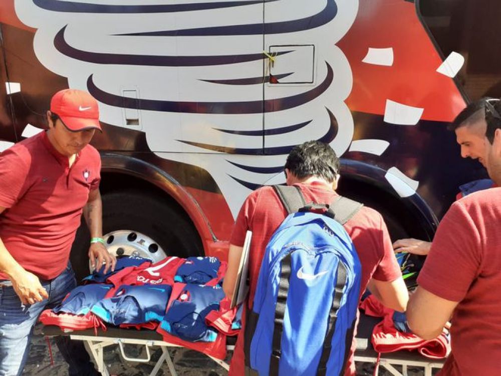 El plantel del Ciclón se equipará dentro de su propio bus