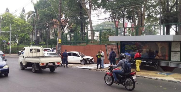 Trabajador de delivery en grave estado tras ser atropellado por un automóvil