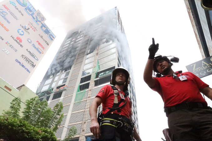 Bombero afirma que no hay peligro de derrumbe en edificio que se incendió en CDE