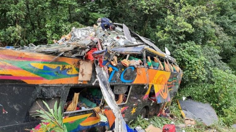 Tragedia en Brasil: al menos 21 muertos al desbarrancar un micro que iba a Camboriú