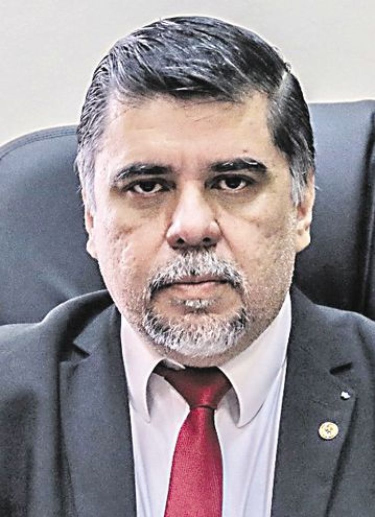 Borba promete mejorar condiciones laborales de médicos