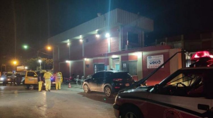Bomberos rescatan a dos trabajadores de frigorífico tras caer en tanque de residuos