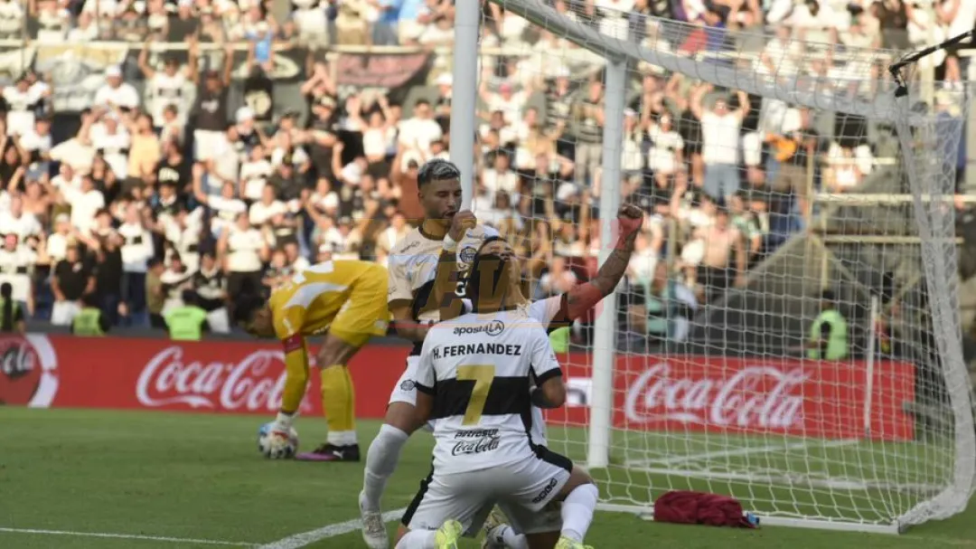 Olimpia remonta y se queda con el superclásico