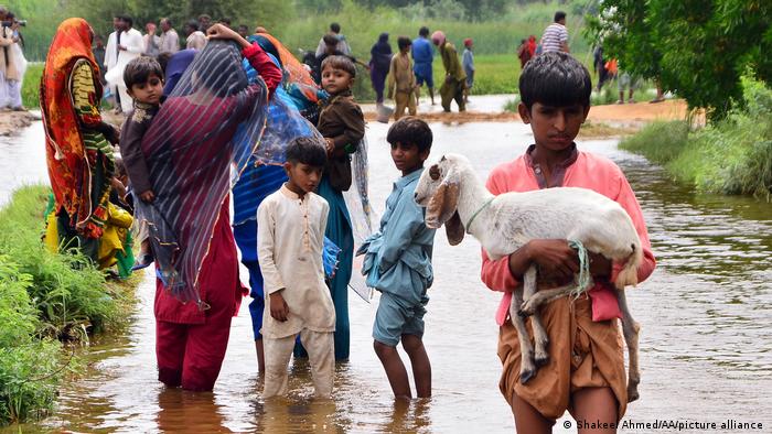 Pakistán evacúa a 50.000 personas por inundaciones que han dejado 1.200 muertos