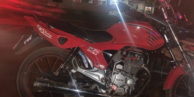 Motociclista que iba de contramano murió aplastado por un auto