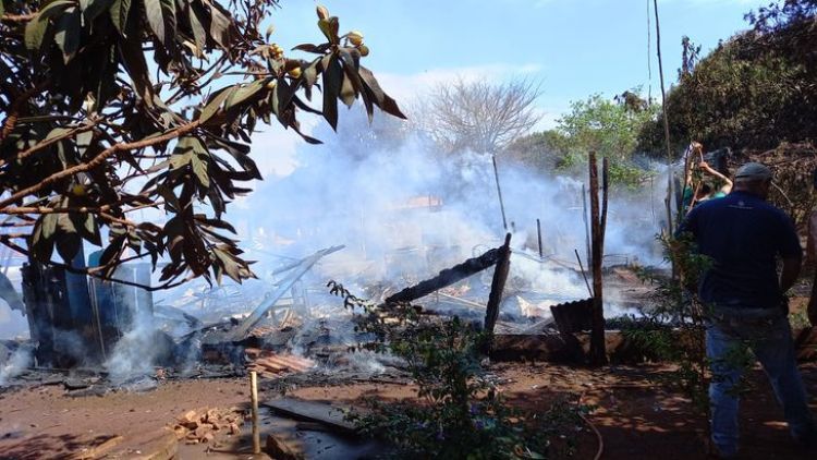 Fuego consume completamente una vivienda en Mbaracayú
