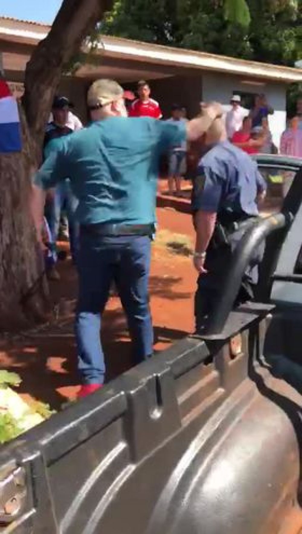 Senador Cubas agrede a policías de Minga Porã
