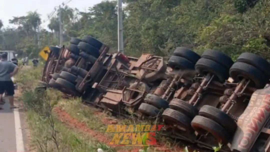 Un camión con 660 bolsas de cemento vuelca en Paraguarí