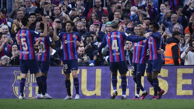 El Barcelona, con diez, se aferra al liderato