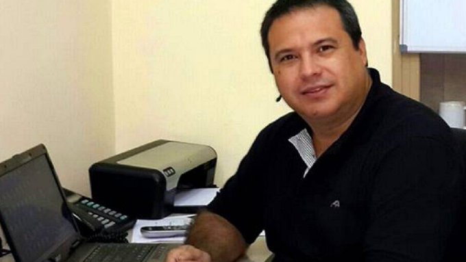 Periodista imputado por acoso y coacción sexual se presenta ante juzgado