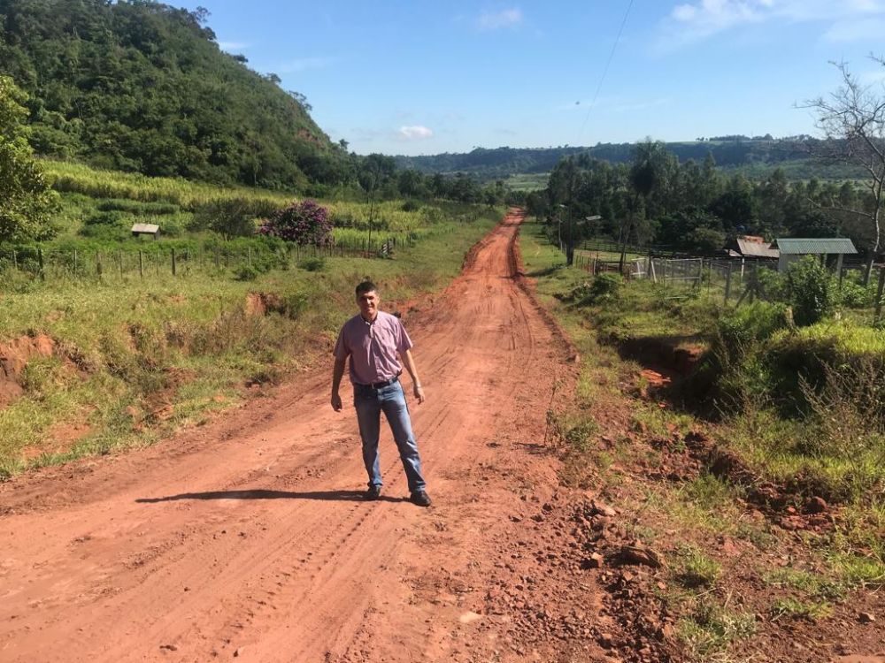 Gobernador encara trabajos de arreglo de caminos en al área rural
