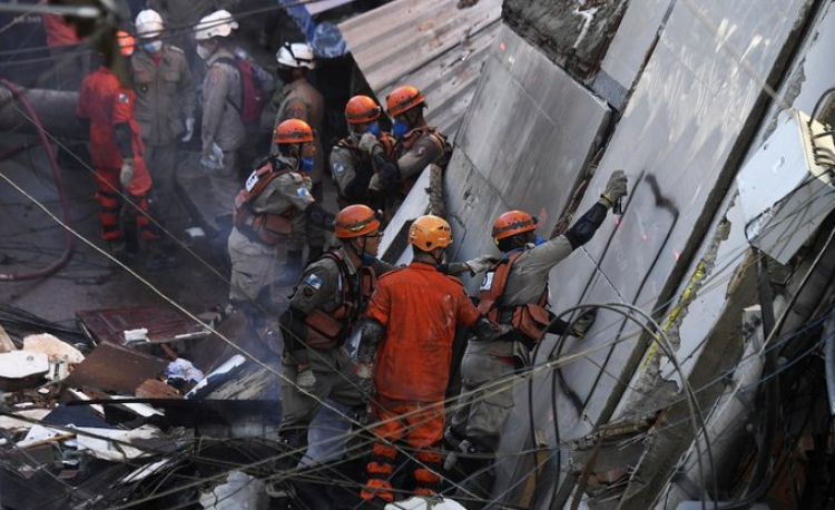 Una niña murió y hay desaparecidos tras el derrumbe de un edificio en Río de Janeiro