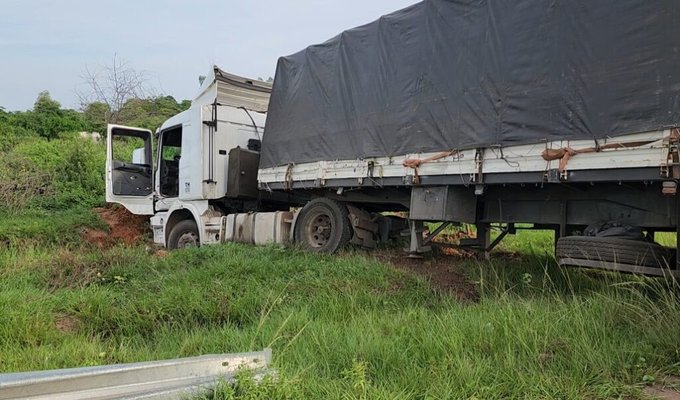 Accidente en Ruta PY22: camión de gran porte cae en una cuneta