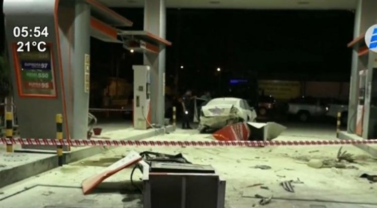Conductora pierde el control y atropella estación de servicio, playero evitó desgracia