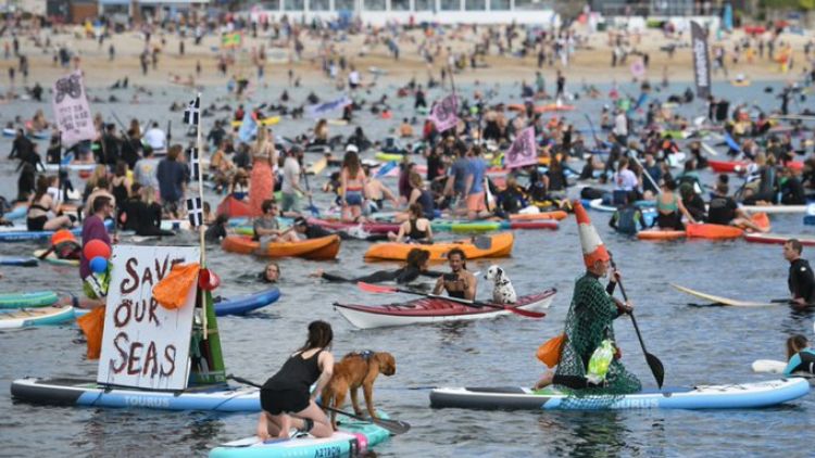 Cientos de surfistas exigieron a los líderes del G7 más acciones para proteger los océanos
