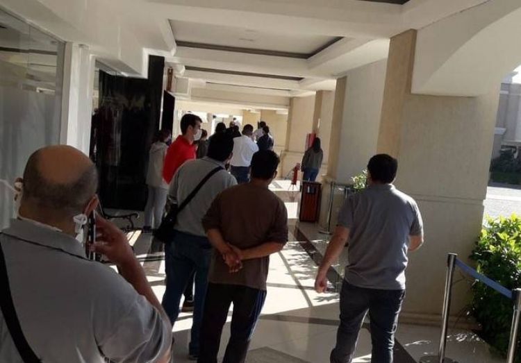 Susto en BNF: mujer con supuesto COVID-19 viola cuarentena y va al banco