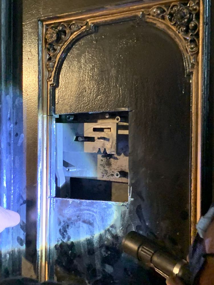 Hallan más violines, documentos y restos de mamut en la caja fuerte y container de alemán asesinado