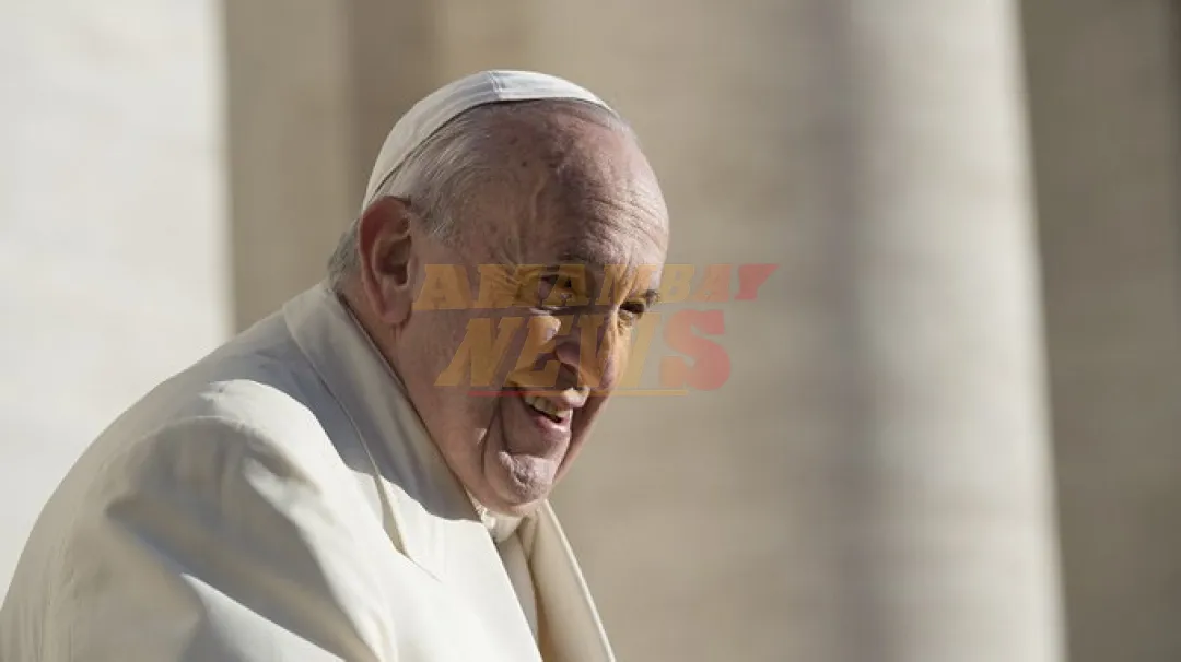 El papa Francisco pasó una noche tranquila, pero su condición clínica sigue siendo “compleja”