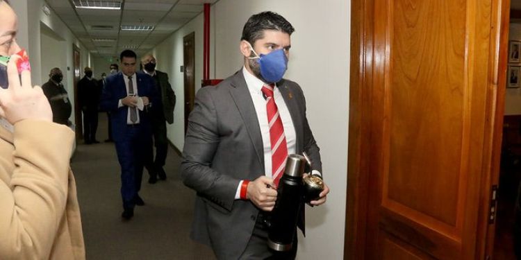 Fiscalía investiga a Óscar Rodríguez por presunta sobrefacturación