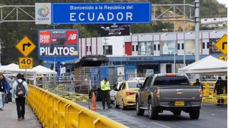 Ecuador prohíbe la circulación nocturna de vehículos los fines de semana
