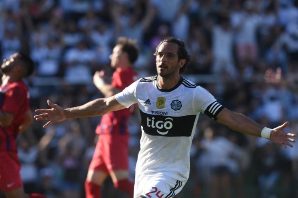 Un sublime Roque aplasta a Cerro y acerca a Olimpia al tetracampeonato